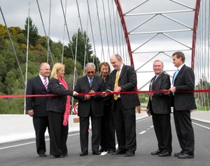  Sir Tumu te Heuheu and Hon. Steven Joyce jointly cutting the ribbon to officially open the East Taup&#333; Arterial (from left to right: Bill Perry - CEO Fulton Hogan, Louise Upston MP, Sir Tumu te Heuheu, Hon. Georgina te Heuheu MP, Hon. Steven Joyce, M